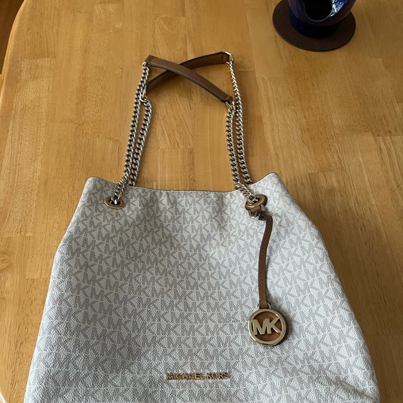Michael Kors Jet Set Chain Large Shoulder Tote - Picture 4 of 5